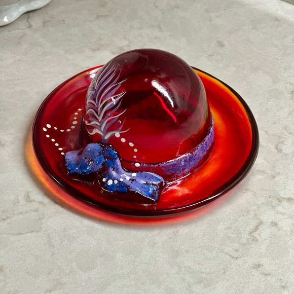 FENTON, HAND-PAINTED RED GLASS HAT WITH A PURPLE FEATHER & BOW. - Picture 4 of 15